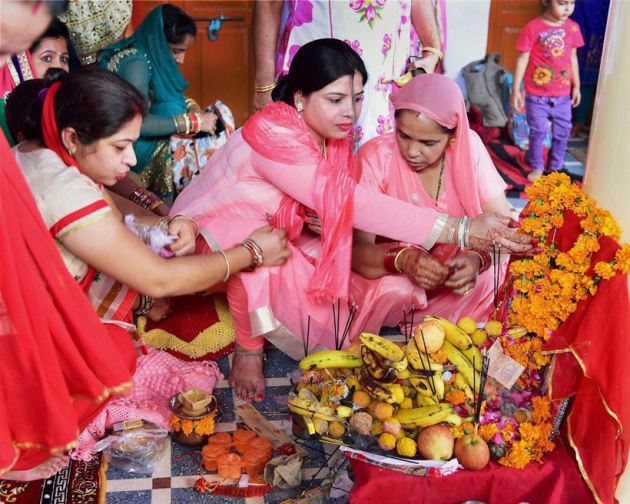 Karwa chauth,Karwa chauth 2016, Karwa chauth vrat vidhi,Karwa chauth tips, Karwa chauth vidhi, Karwa chauth timing moon 2016