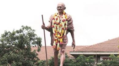 Mahatma Gandhi, gandhi jayanti, Sonia Gandhi, homage, tribute, sonia pays tribute, mahatma paid homage, Narendra modi, PM modi, Pranab mukherjee, president mukherjee, india news, indian express