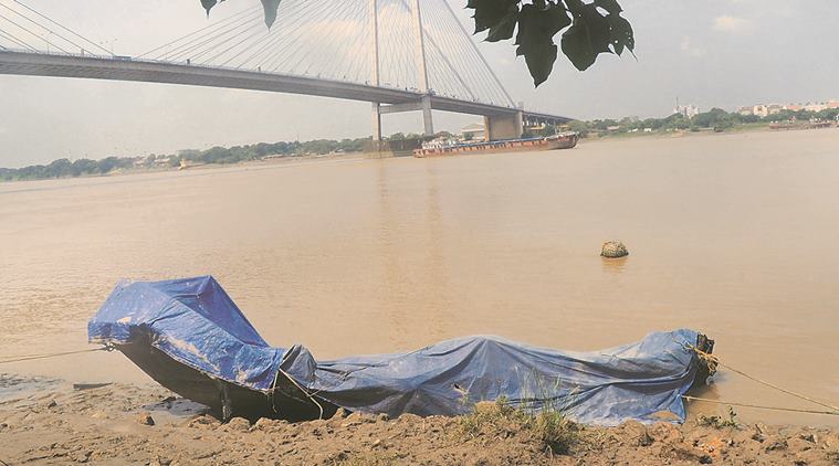 boat, boat fire, hoogly river, patrolling, kolkata hoogly patrolling, navy boat fire, indian express news, india news, princep ghat kolkata