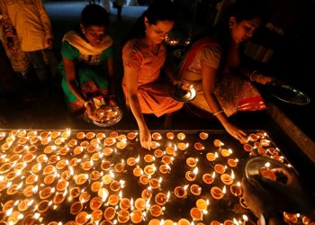 Diwali 2016: Stunning photos of people celebrating Deepavali ...