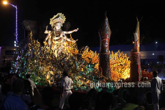 durga puja, durga pujo, durga puja 2016, kolkata, mamata banerjee, puja carnival, kolkata puja carnival, kolkata durga puja, kolkata best durga puja, kolkata best durga idols, bengal durga puja, durga puja procession kolkata news, bengal news, india news, latest news, indian express, durga puja pictures, durga puja photos, 2016 durga puja photos ,