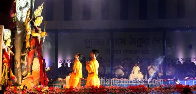 durga puja, durga pujo, durga puja 2016, kolkata, mamata banerjee, puja carnival, kolkata puja carnival, kolkata durga puja, kolkata best durga puja, kolkata best durga idols, bengal durga puja, durga puja procession kolkata news, bengal news, india news, latest news, indian express, durga puja pictures, durga puja photos, 2016 durga puja photos ,