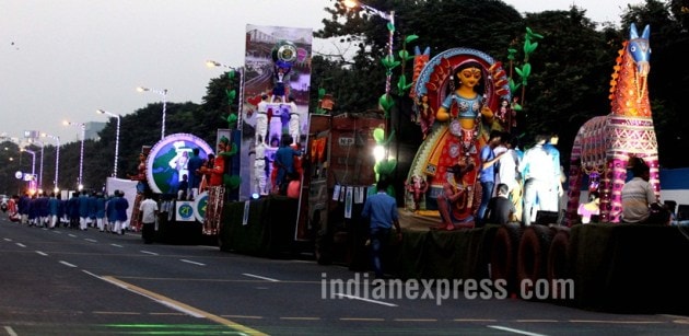 durga puja, durga pujo, durga puja 2016, kolkata, mamata banerjee, puja carnival, kolkata puja carnival, kolkata durga puja, kolkata best durga puja, kolkata best durga idols, bengal durga puja, durga puja procession kolkata news, bengal news, india news, latest news, indian express, durga puja pictures, durga puja photos, 2016 durga puja photos ,