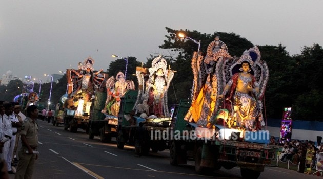 durga puja, durga pujo, durga puja 2016, kolkata, mamata banerjee, puja carnival, kolkata puja carnival, kolkata durga puja, kolkata best durga puja, kolkata best durga idols, bengal durga puja, durga puja procession kolkata news, bengal news, india news, latest news, indian express, durga puja pictures, durga puja photos, 2016 durga puja photos ,