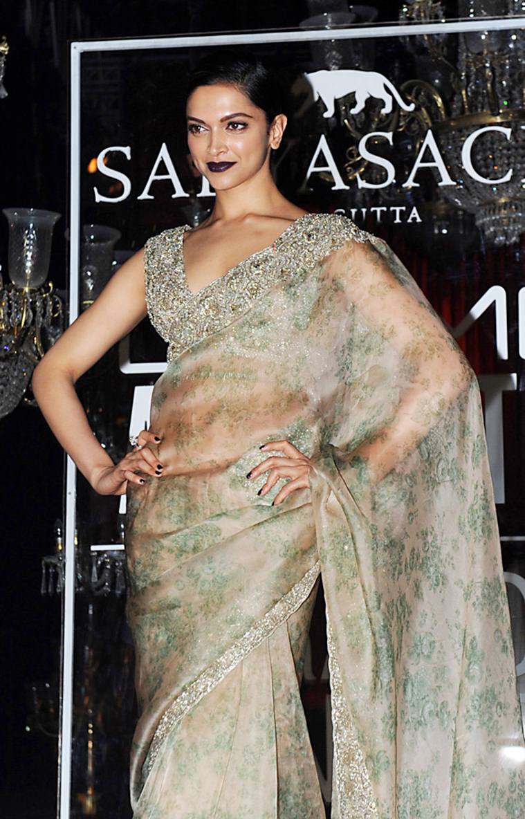 Indian Bollywood actress Deepika Padukone poses for a photograph during Lakme Fashion Week (LFW) Winter/Festive 2016 in Mumbai on late August 28, 2016. / AFP / SUJIT JAISWAL