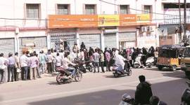 demonetisation, no cash, cash crunch, salary day, pay day rush, withdrawal limit, bank withdrawal limit, prepaid cards, pension, salary, atm withdrawal limit, arun jaitley, indian express news, india news, banking