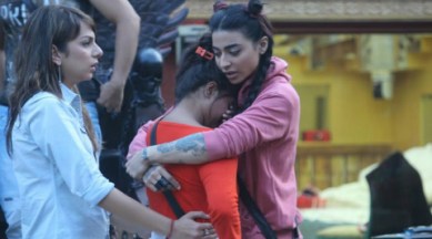 bigg boss, bigg boss 10, bigg boss 10 november 8, bigg boss 10 highlights, bigg boss 10 pictures, bigg boss 10 pics, bigg boss 10 salman khan, bigg boss 10 episode, bigg boss salman, bigg boss 10 evictions, bigg boss 10 navin, bigg boss 10 gaurav bani, bigg boss 10 manu manveer, bigg boss 10 phone call, bigg boss 10 nitibha, bigg boss 10 bani lopa fight, bigg boss 10 nomination episode, bigg boss 10 news, television news, indian express, indian express news