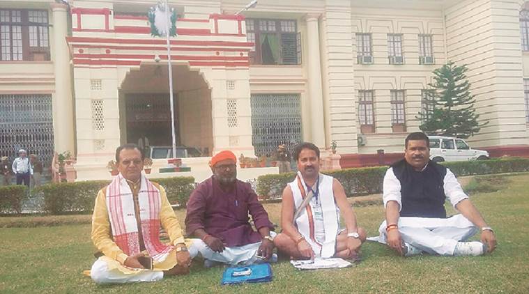 bihar, bihar mla, bihar bjp mla, bjp mla comes in vest, Vinay Bihari, bjp mla vest protest, champaran mla, lauria mla, mla comes in vest, mla comes in vest to protest, bihar mla vest protest, india news