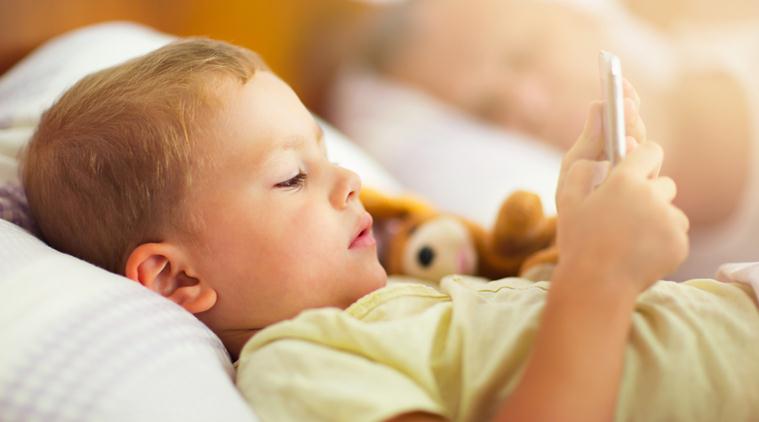 sleeping, sleeping habits, children sleeping habits, smartphone, children smartphone, children smartphone side effect, smart phone kids side effects, bed smartphone habit, smartphone health effects, lifestyle news, health news, latest news