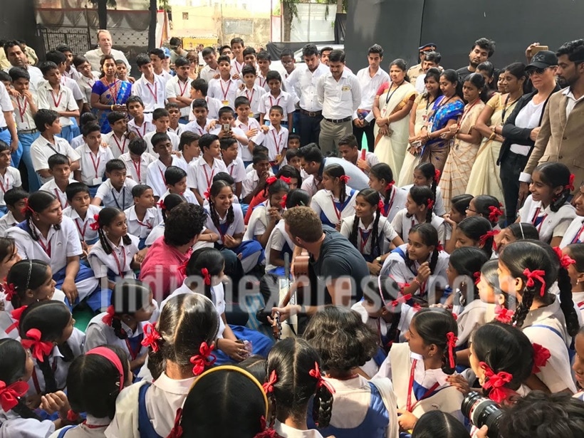 chris martin, sachin tendulkar, chris sachin, chris martin tendulkar, chris martin visits school, chris martin global citizens initiative, chris sacin schaol, chris sachin pictures, chris martin indian visit, chris martin mumbai event, entertainment updates, indian express indian express news