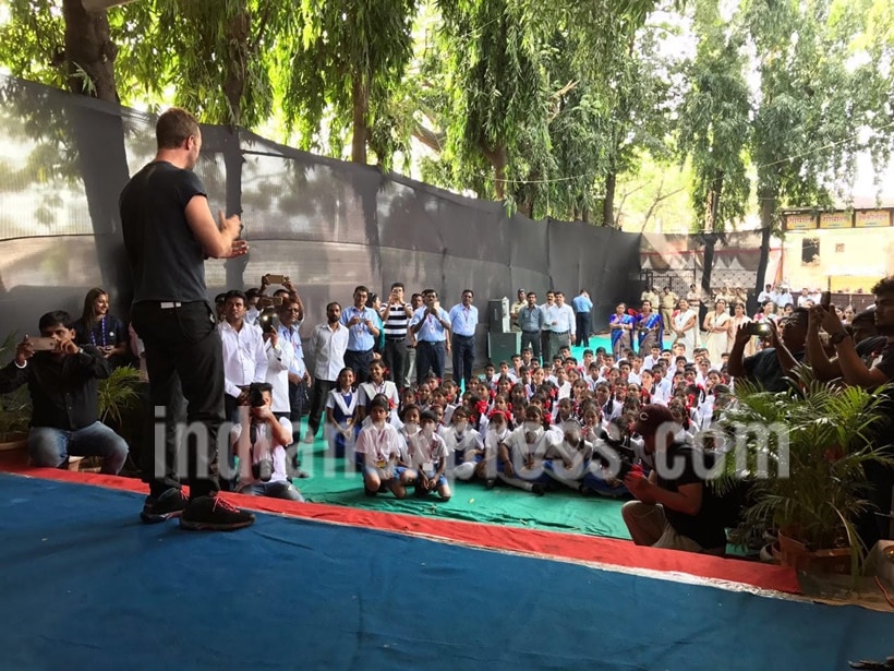 chris martin, sachin tendulkar, chris sachin, chris martin tendulkar, chris martin visits school, chris martin global citizens initiative, chris sacin schaol, chris sachin pictures, chris martin indian visit, chris martin mumbai event, entertainment updates, indian express indian express news