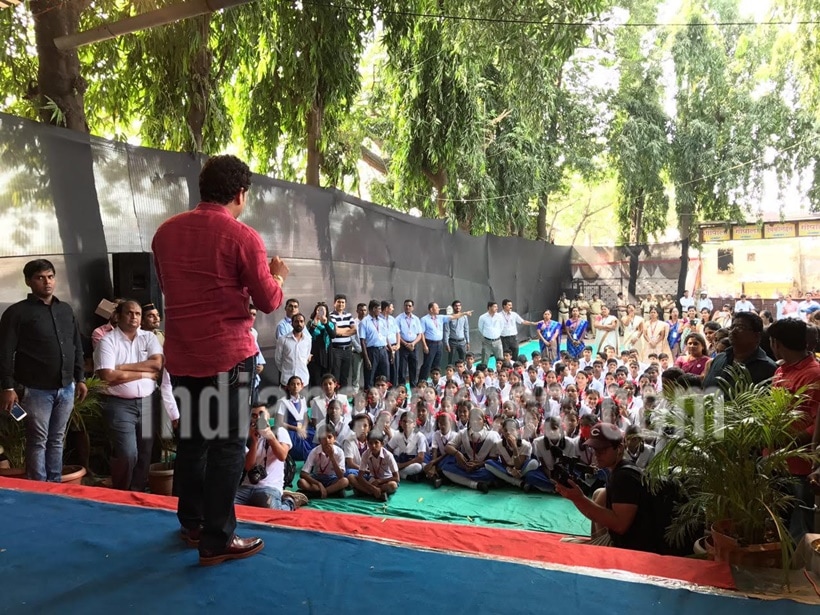 chris martin, sachin tendulkar, chris sachin, chris martin tendulkar, chris martin visits school, chris martin global citizens initiative, chris sacin schaol, chris sachin pictures, chris martin indian visit, chris martin mumbai event, entertainment updates, indian express indian express news