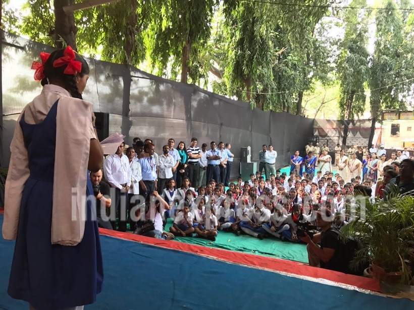 chris martin, sachin tendulkar, chris sachin, chris martin tendulkar, chris martin visits school, chris martin global citizens initiative, chris sacin schaol, chris sachin pictures, chris martin indian visit, chris martin mumbai event, entertainment updates, indian express indian express news