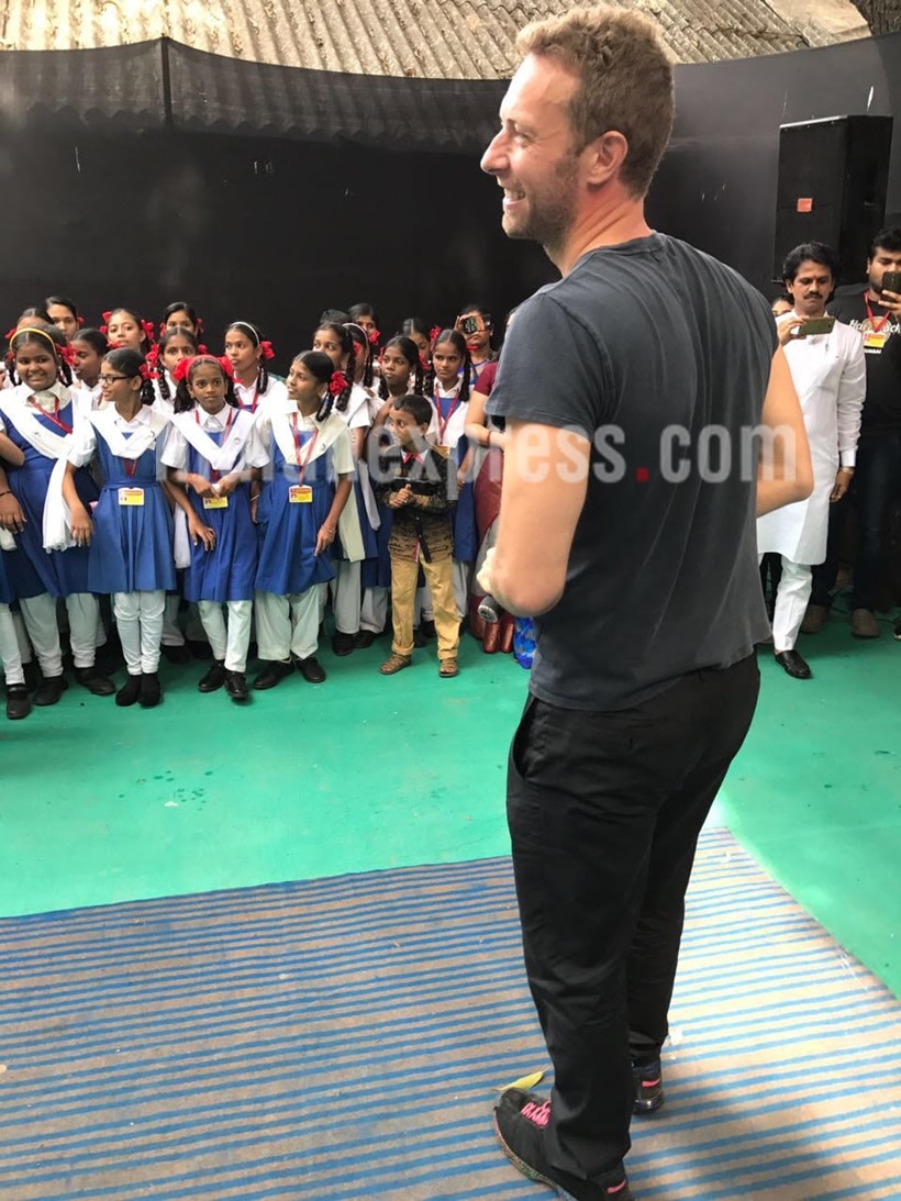 chris martin, sachin tendulkar, chris sachin, chris martin tendulkar, chris martin visits school, chris martin global citizens initiative, chris sacin schaol, chris sachin pictures, chris martin indian visit, chris martin mumbai event, entertainment updates, indian express indian express news