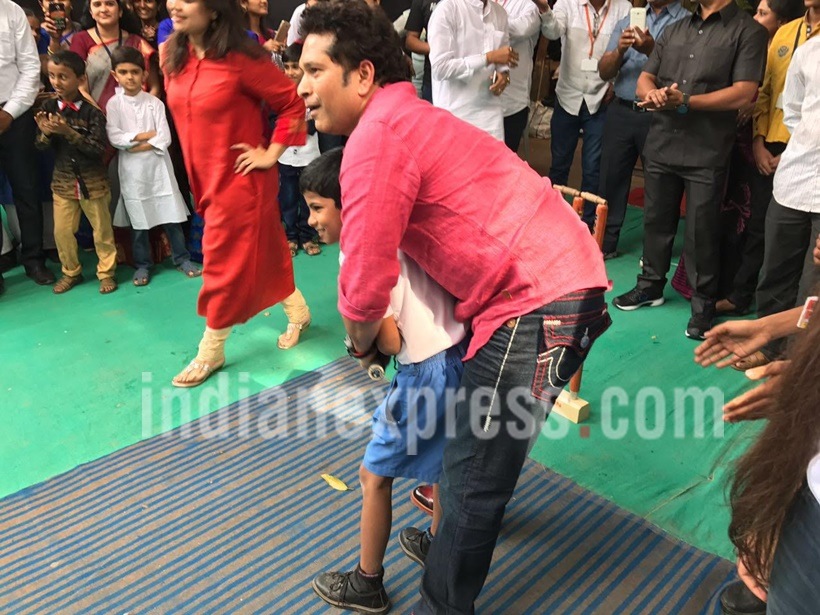 chris martin, sachin tendulkar, chris sachin, chris martin tendulkar, chris martin visits school, chris martin global citizens initiative, chris sacin schaol, chris sachin pictures, chris martin indian visit, chris martin mumbai event, entertainment updates, indian express indian express news