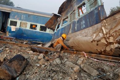 indore, patna, indore patna, patna indore, indore patna train accident, indore patna train derailed, kanpur death, kanpur train accident, drm suspended, jhansi drm suspended, indian express news, india news
