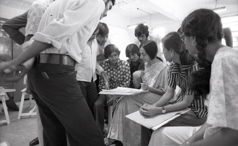 Nasreen Mohamedi with students at the faculty. (Source: Courtesy of Jyoti Bhatt and Asia Art Archive)