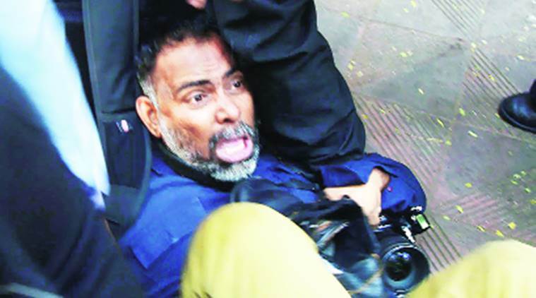 mumbai, mumbai photojournalist beaten, photojournalist beaten, photo journalist beaten, mumbai journalist beaten, journalist beaten, journalist beaten by tata guards, india news, indian express news