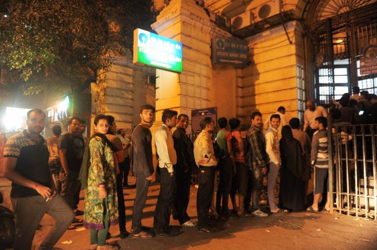 delhi, delhi banks, bank queue, delhi bank crowd, demonetisation, atms in delhi, delhi atm rush, delhi police, currency exchange banks, indian express news, india news