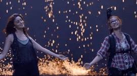 Alia Bhatt Ae Zindagi Gale Laga Le, Alia bhatt version of Ae Zindagi Gale Laga Le, Dear Zindagi Ae Zindagi Gale Laga Le Take 2, alia mimics shah rukh khan, alia bond with Shah Rukh khan, shah rukh khan pose, shah rukh khan iconic pose, alia bhatt shah rukh khan iconic pose