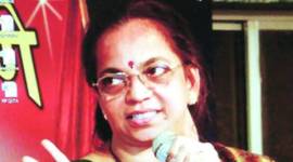 mumbai local, mumbai local commuters, anita agashe, singer on mumbai local, cst, bombay local train, bombay local train singer, mumbai news, indian express, india news