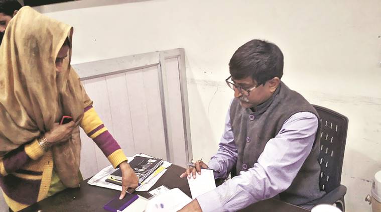 demonetisation, ludhiana demonetisation, pay day, salary day, salary day rush, online salary transfer, online transaction, ludhiana bank rush, karnataka bank limited, no cash, demonetisation problems, new bank accounts, cashless economy, rs 500 ban, rs 1000 ban, indian express news, india news