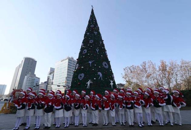 christmas 2016, christmas trees 2016, christmas lights 2016, christmas decorations 2016, christmas preparations, rockerfeller centre, hon kong, xmas, xmas celebrations, indian express, indian express news