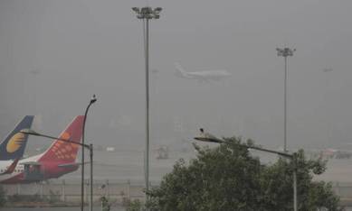 Fog, Delhi fog, Airlines, Indian airlines, Delhi airport, IGIA, Indira Gandhi international airport, IGIA fog, flights cancelled, delhi weather, fog in delhi, dense fog, Low visibility at airport, delhi news, india news, indian express news