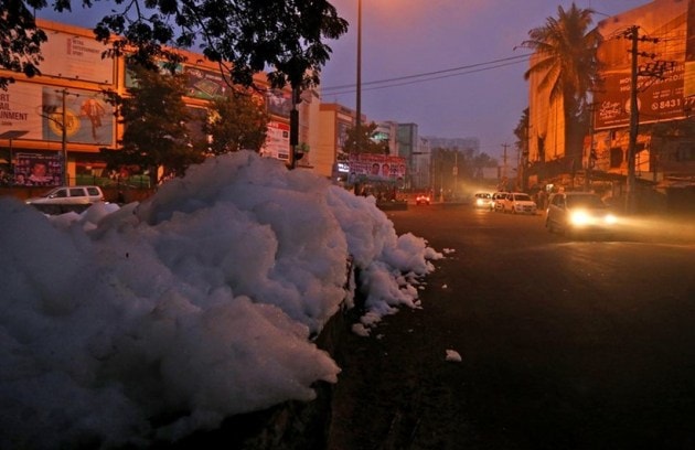 bengaluru froth, bengaluru foam, bengaluru pollution, bengaluru water pollution, varthur lake, belandur lake, bengaluru news, bangalore forth
