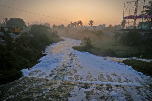 bengaluru froth, bengaluru foam, bengaluru pollution, bengaluru water pollution, varthur lake, belandur lake, bengaluru news, bangalore forth