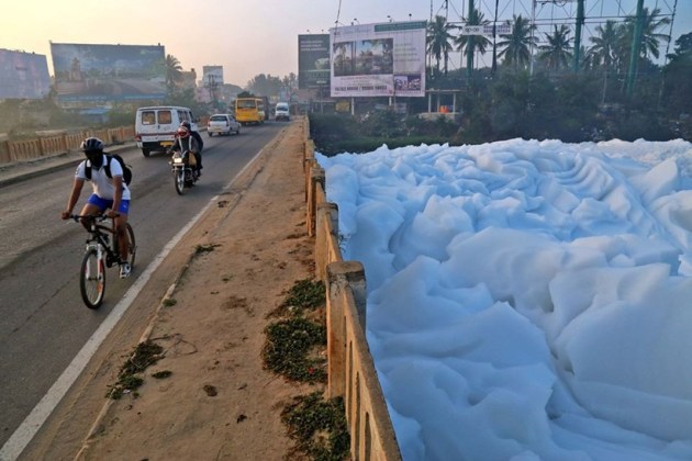 bengaluru froth, bengaluru foam, bengaluru pollution, bengaluru water pollution, varthur lake, belandur lake, bengaluru news, bangalore forth
