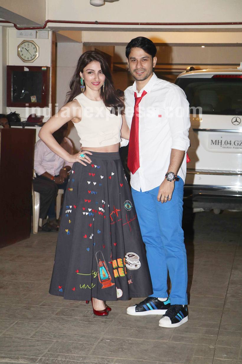 Merry Christmas, kareena kapoor, kareena kapoor images, kareena Merry Christmas photos , Saif Ali Khan, Saif Ali Khan pics, kareena saif pics, kareena kapoor latest pics, kareena baby, kareena taimur, taimur ali khan, kareena kapoor photos, Randhir Kapoor, Sharmila Tagore, babita kapoor, soha ali khan, Malaika Arora Khan, kareena Christmas celebration images, kareena Christmas celebration, entertainment news, Merry Christmas photos, entertainment photos, bollywood indian express, indian express news
