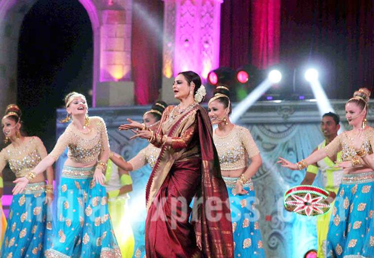 Rekha Dance Video Xxx - Star Screen Awards 2016: Rekha's 2-minute dance gig stole the entire night,  see pics | Bollywood News - The Indian Express