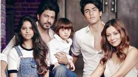 shah rukh khan, gauri khan, aryan khan, suhana khan, abram