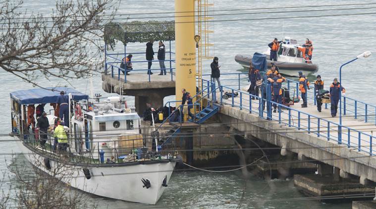 Russian Emergencies Ministry members work at a quay of the Black Sea near the crash site of Russian military Tu-154 plane, in the Sochi suburb of Khosta, Russia, Russia December 25, 2016. REUTERS/Yevgeny Reutov FOR EDITORIAL USE ONLY. NO RESALES. NO ARCHIVES. TPX IMAGES OF THE DAY