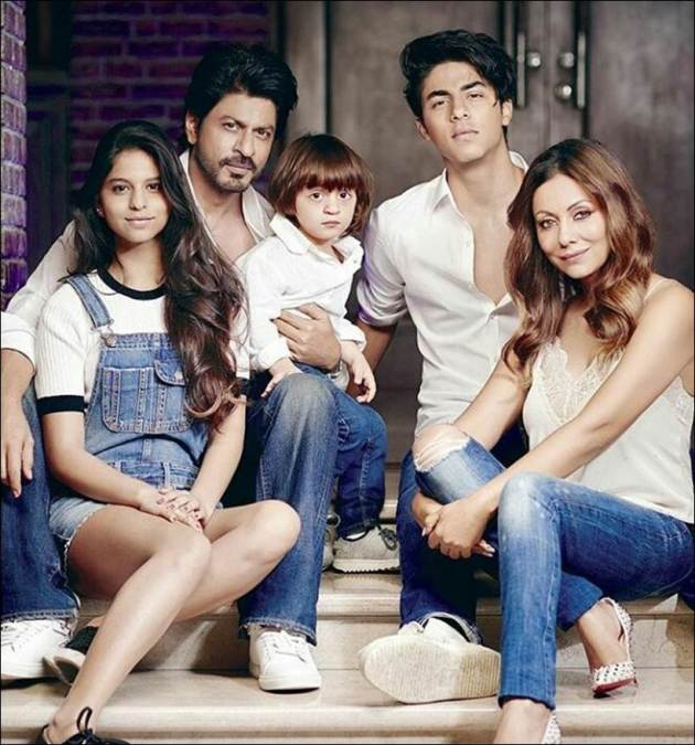 shah rukh khan, gauri khan, srk gauri family pics, aryan khan, suhana khan, abram, srk gauri old family pic, srk kids, srk gauri kids, shah rukh khan family, shah rukh khan pics, aryan khan pictures