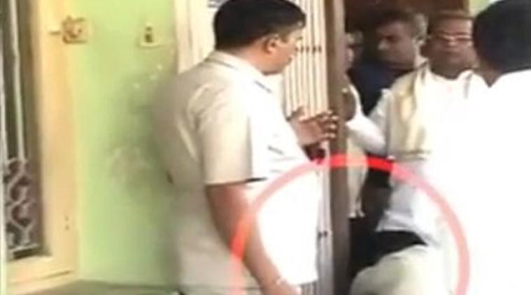 Karnataka, Siddaramaiah, Siddaramaiah shoelaces, Siddaramaiah shoelaces camera, Siddaramaiah viral video, karnataka viral video, india news