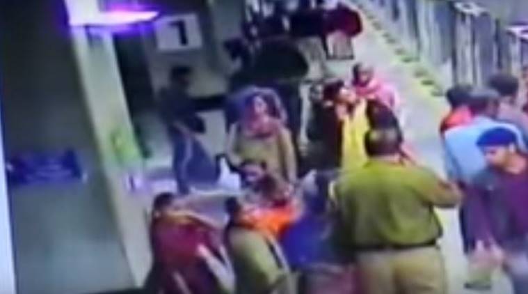 delhi metro, delhi cop suspended, delhi metro cop, policeman with thieves, policeman colluding with thieves, delhi metro thieves