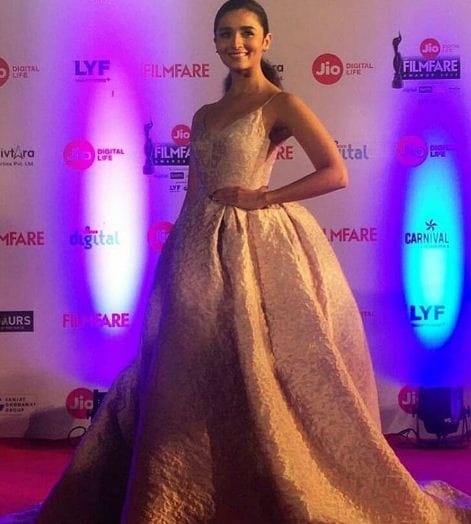 Alia Bhatt, Filmfare Awards, Filmfare Awards 2017, Filmfare Awards 2017 best actress, Filmfare Awards alia bhatt, Filmfare Awards to awards, Filmfare Awards news, Udta Punjab, alia Udta Punjab Udta Punjab film, Alia Bhatt film, Alia Bhatt best actress, Alia Bhatt best roles, Alia Bhatt film 2016