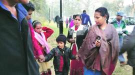 autorikshaw-driver-family480 autorikshaw driver, autorickshaw driver family, family reunited, youngest child lost, autoricshaw drivers child lost, phone number memorised, bihar's autorickshaw driver, republic day, republic day crowd, child lost and found, india news, indian express news