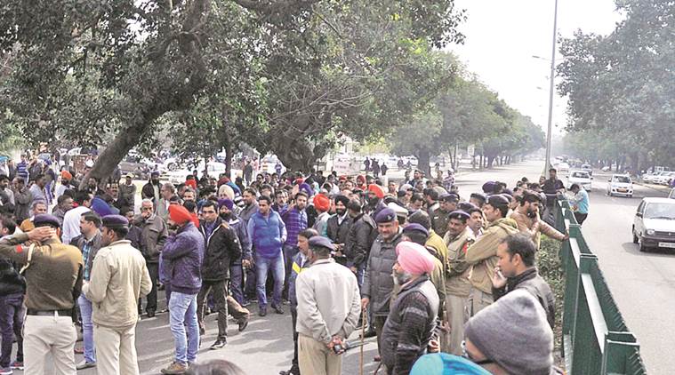 chandigarh, second car dealers, second car dealers protest, madhya marg traffic blocked, chandigarh news, indian express news