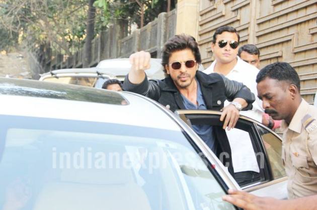 Shah Rukh Khan, Shah Rukh Khan news, raees Shah Rukh Khan, Shah Rukh Khan raees, Shah Rukh Khan images, Shah Rukh Khan pics, shahrukh khan, srk pics, srk train, srk mumbai delhi train, shahrukh raees, raees shahrukh, shahrukh images, srk photos, bollywood photos, bollywood pics, indian express, indian express news