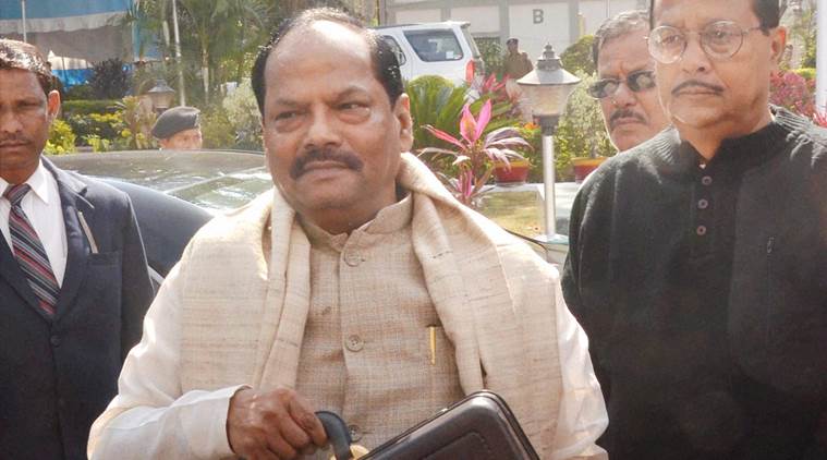 Jharkhand Chief Minister Raghubar Das, Jharkhand CM, Raghubar Das gives mobile phone, Jharkhand women entrepreneurs, Jharkhand government mobile giveaway, women empowerment, indian express news