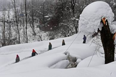 kashmir, kashmir snowfall, kashmir avalanche, high danger avalanche warning, india news, latest news