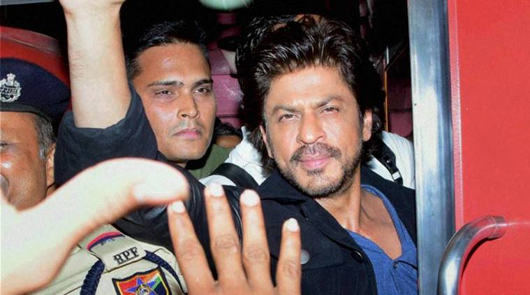 Mumbai: Bollywood actor Shah Rukh Khan travelS from August Kranti express towards Mumbai Central to Delhi in Mumbai on Monday. PTI Photo(PTI1_23_2017_000326B)