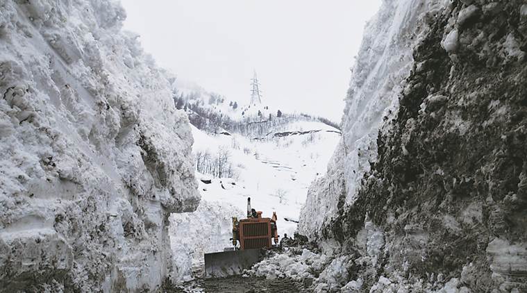kashmir snow, kashmir avalanche, avalanche, soldier rescued from avalanche, jammu and kashmir snow, jammu kashmir snow, soldiers rescued from snow, srinagar news, india news,