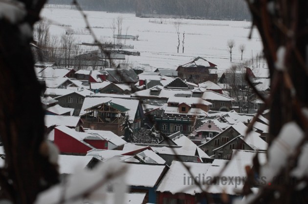 kashmir snowfall, kashmir heavy snowfall, Gulmarg snowfall, snowfall in valley, Heavy snowfall in Kashmir, Snowfall pictures, Kashmir current images, indian express news