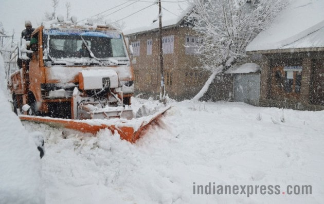 kashmir snowfall, kashmir heavy snowfall, Gulmarg snowfall, snowfall in valley, Heavy snowfall in Kashmir, Snowfall pictures, Kashmir current images, indian express news