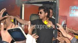 srk-train-480 Shah Rukh Khan, Shah Rukh Khan raees, raees, Shah Rukh Khan train, Shah Rukh Khan kids, srk kids, srk train, srk daughter suhana, abram, abram srk, raees train promotion