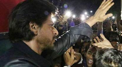 Shah Rukh Khan Welcomes Fans In His Hotel Room At 2 AM 